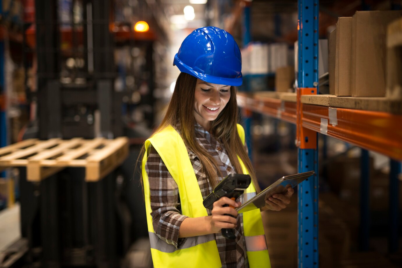 smiling-female-worker-holding-tablette-scanner-code-barres-controle-stocks-dans-entrepot-distribution_342744-1552